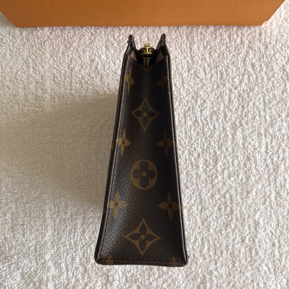 Louis Vuitton Monogram Toiletry 19 Pouch - Picture 12 of 15